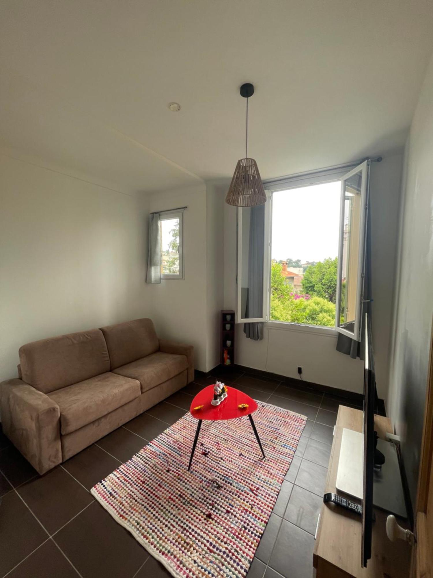 Appartement Charmant Dans Une Maison Nicoise *